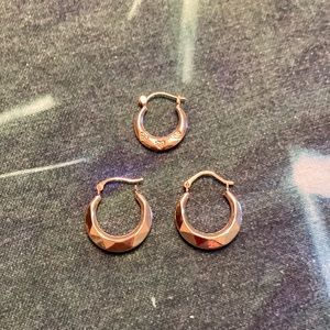 14 karat gold hoop earrings With a slight decorative pattern